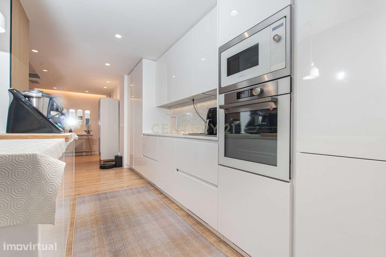 T4 Exclusivo com Terraço e Box para 2 Carros no Jardim da Amoreira-9