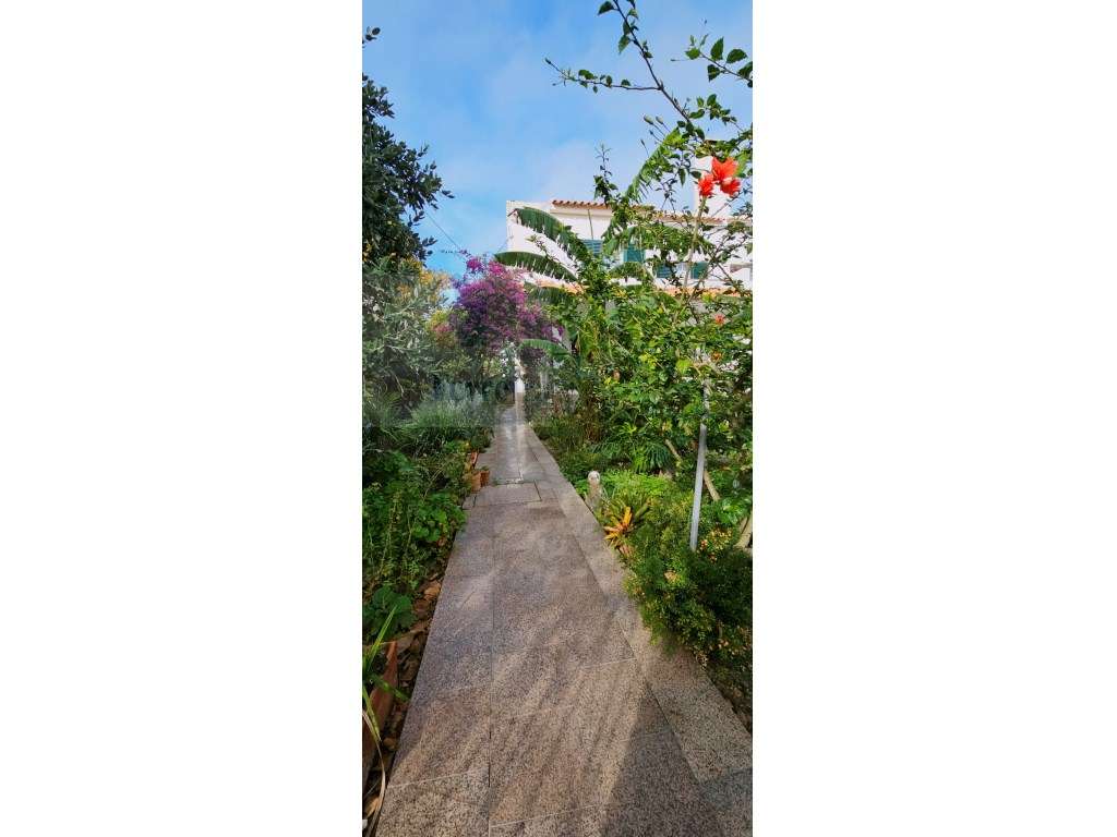 Moradia T5 com jardim privado e garagem !!-8