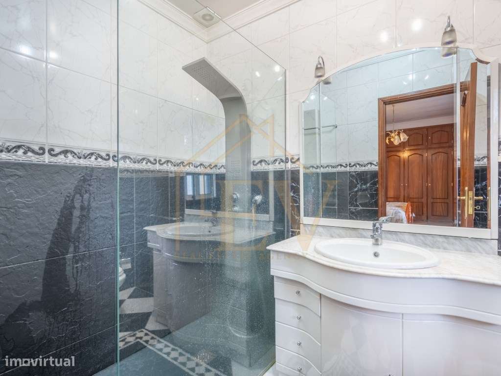 Moradia T4 em Aldão-29