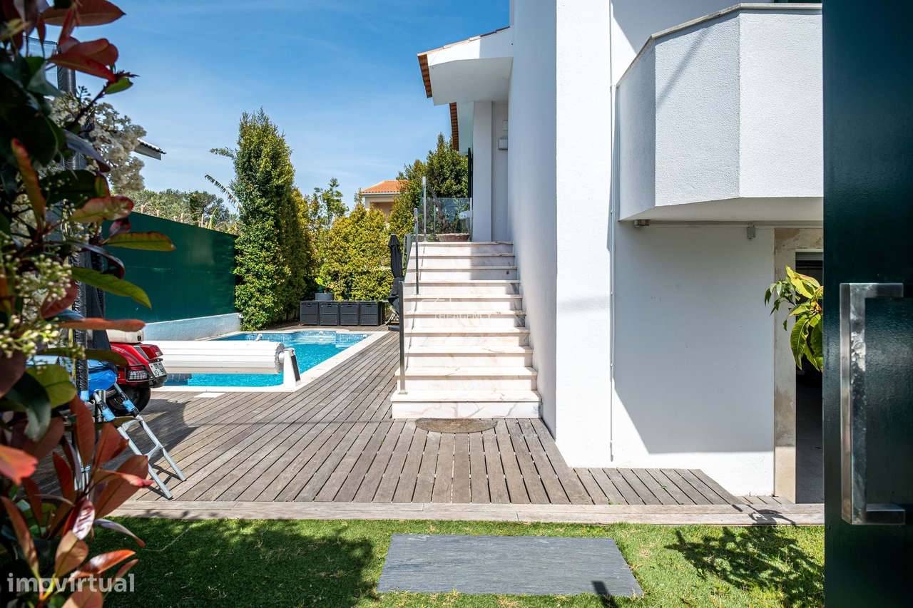 Moradia Independente no Estoril com 4 Quartos, Piscina e Garagem-20
