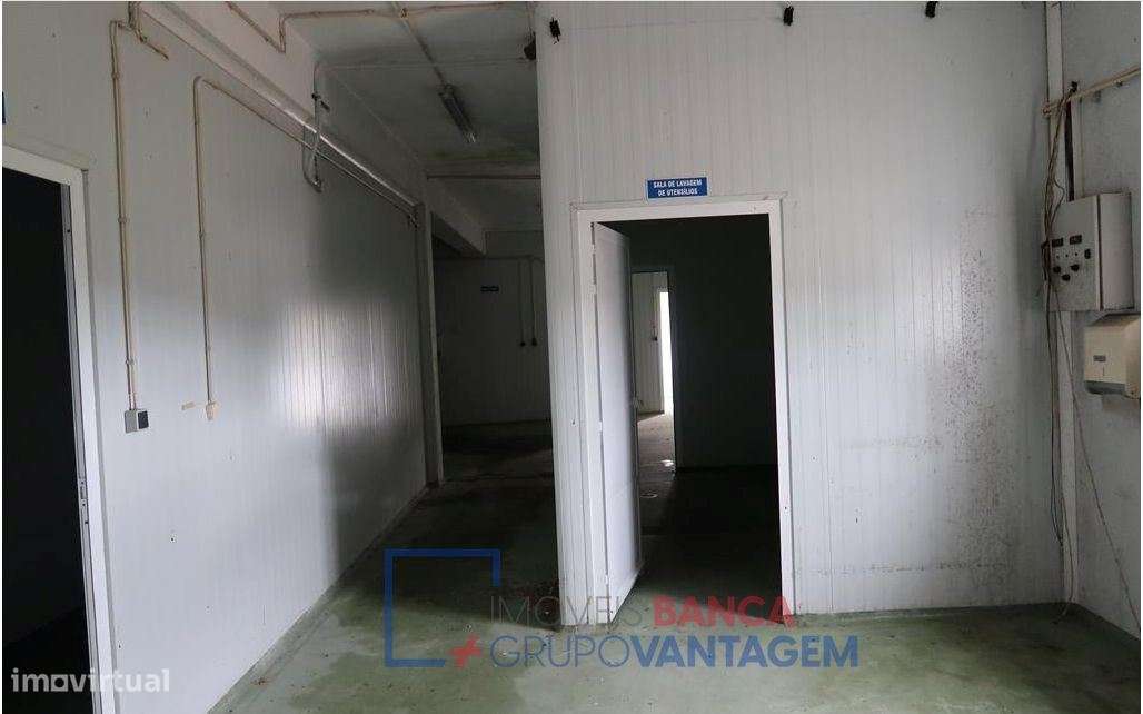 Armazém de 348m², destinado a atividade industrial, com 2 pisos e l... - Grande imagem: 3/10