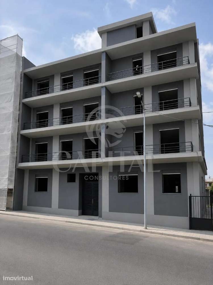 Apartamento moderno a estrear com excelente exposição solar, varanda e-18