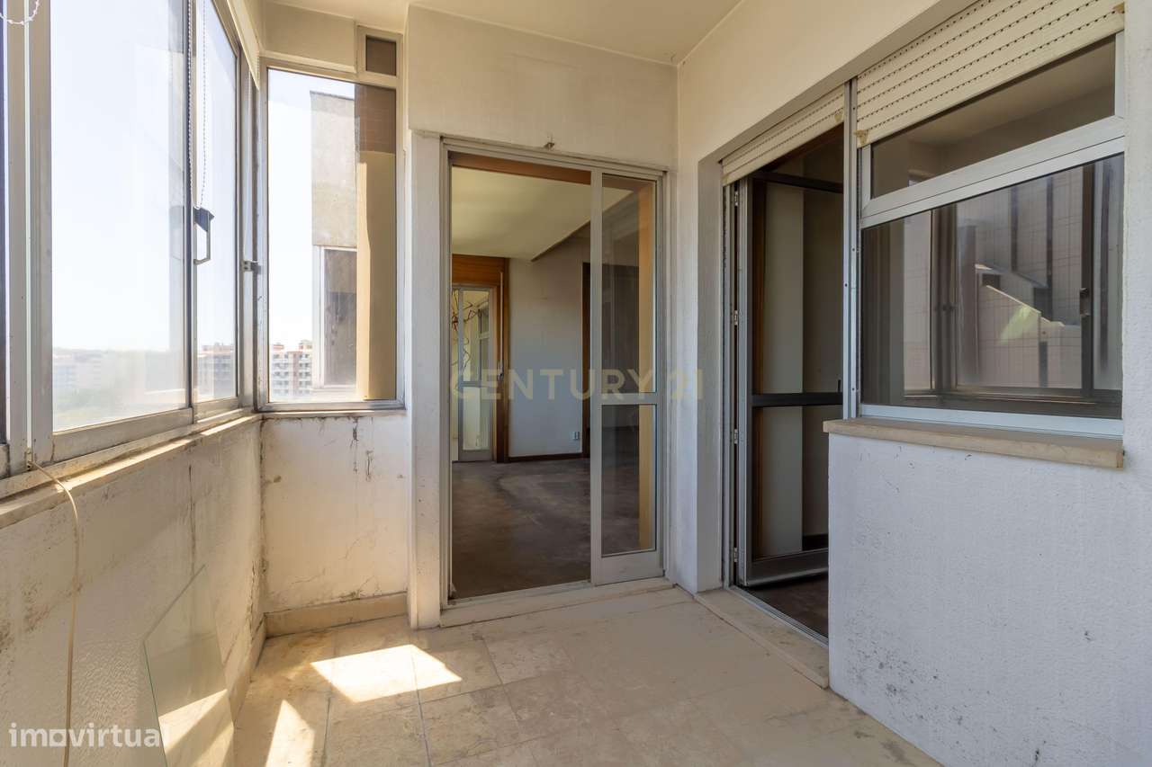 Miraflores | Luz, Espaço e Vistas Desafogadas para Criar uma Casa Únic-18