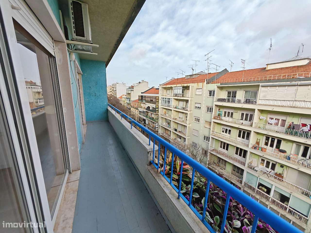 Imóvel T3 muito soalheiro, com enorme varanda e dois WC, tem Ar condic - Grande imagem: 5/28