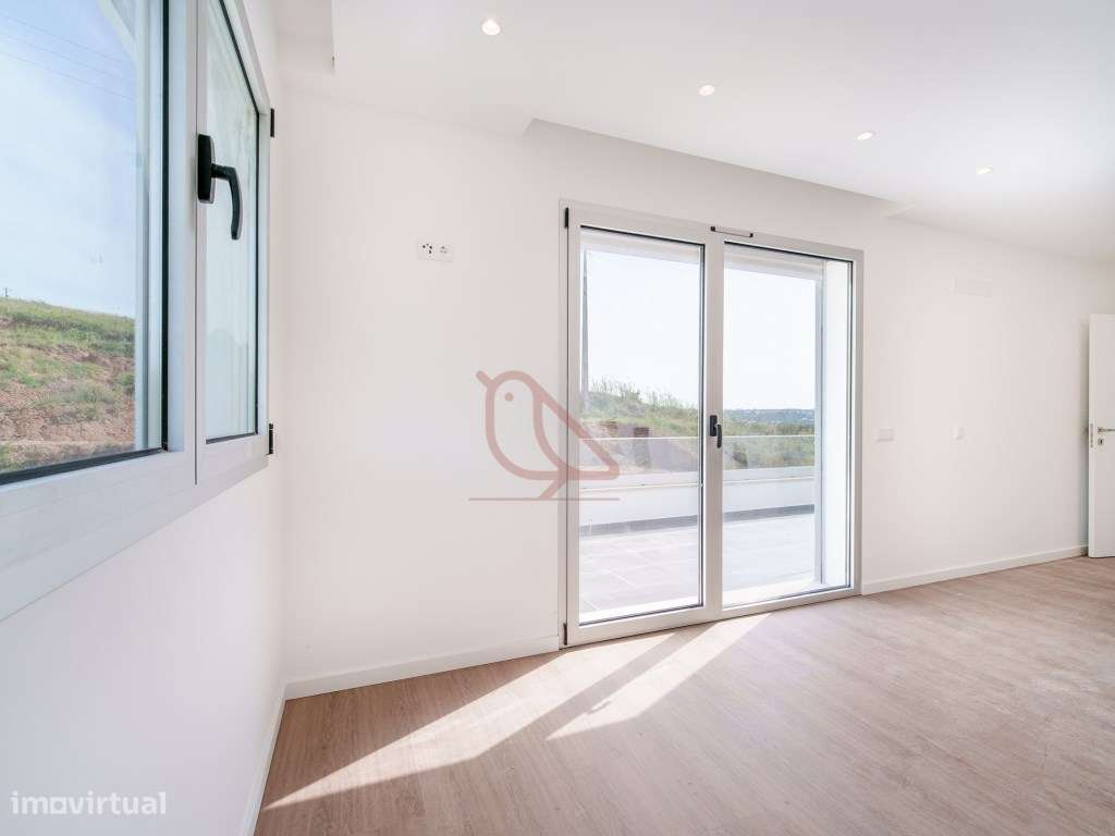 Moradia Isolada T4 Contemporânea com Jardim e Acabamentos Premium -...-29
