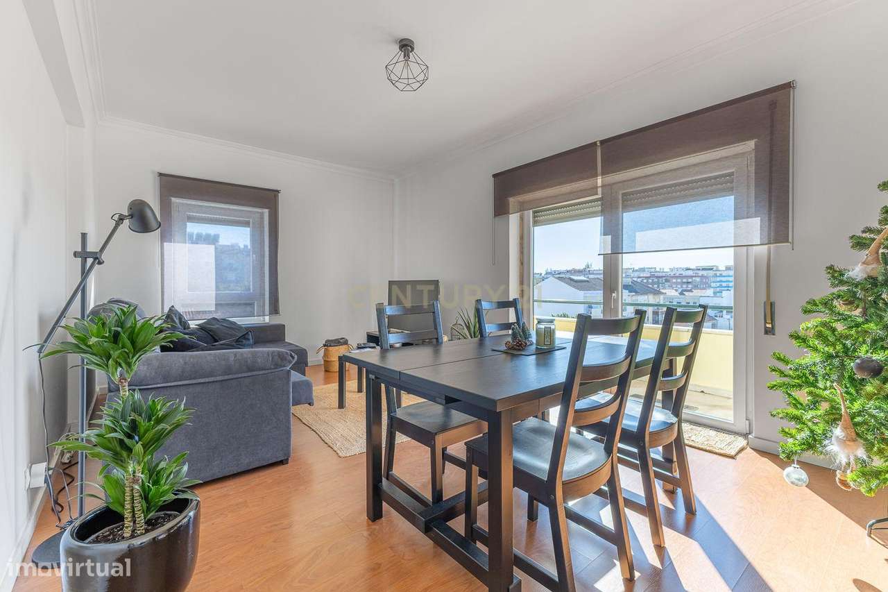 T2 Luminoso na Av. Dr. Arlindo Vicente, Torre da Marinha - Grande imagem: 3/24