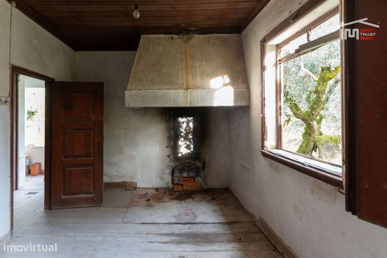 Excelente moradia térrea T3 para recuperar-7