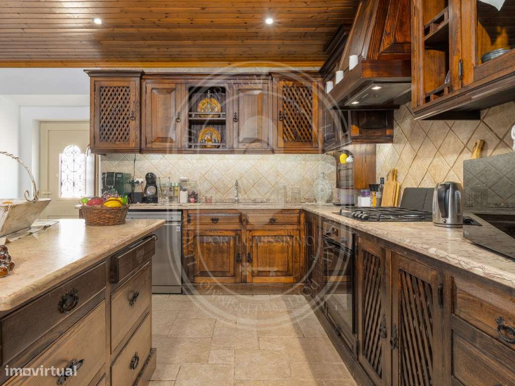 Moradia de Luxo T4+2, Remodelada, Mobilada, Piscina, Salão de Jogos...-10