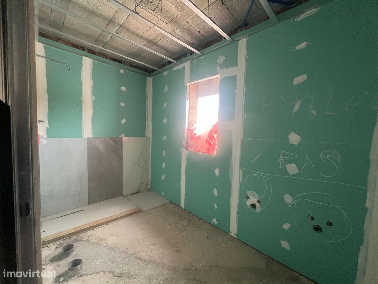 Moradia T4 em Fase Final de Construção com Piscina — Centro de Chaves-28