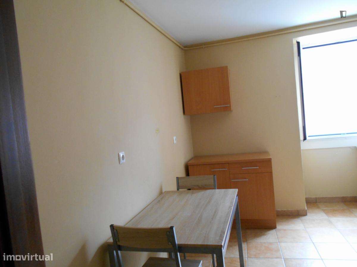 Estúdio - localizado em Baixa Coimbra - Grande imagem: 5/7