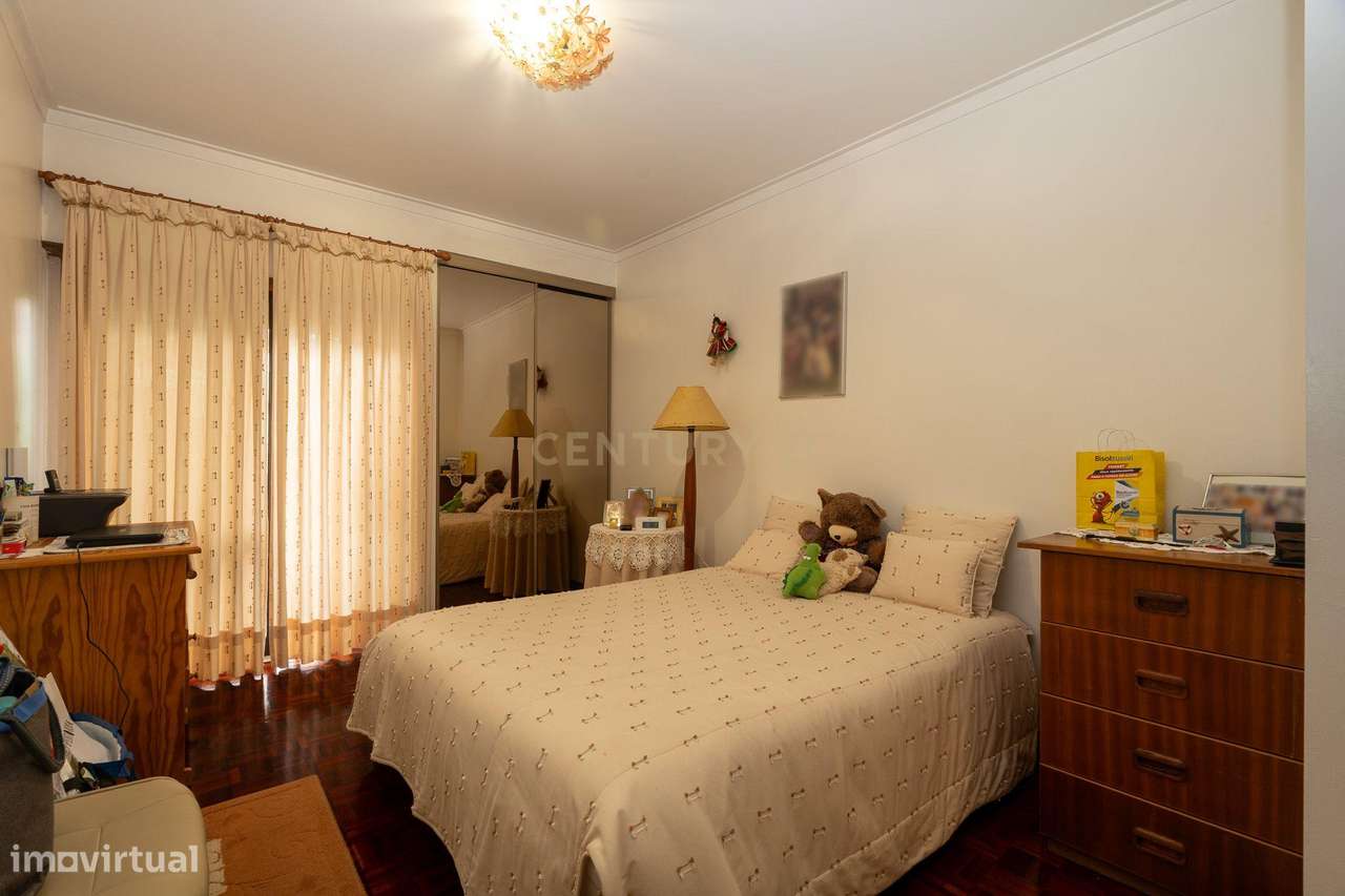 Apartamento de tipologia T2, com box e varandas, localizado em Rio de-25