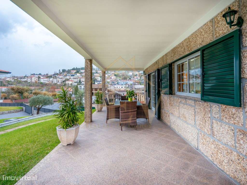 Moradia T4 em Aldão-9