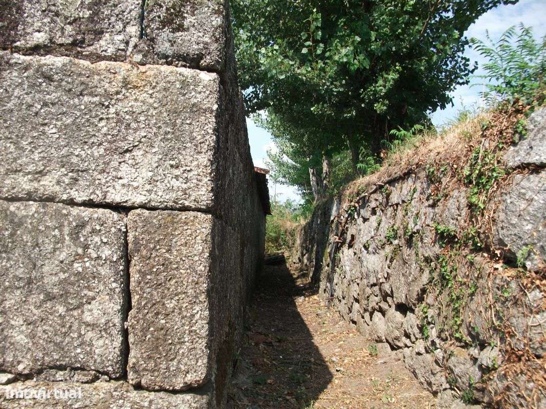 Moradia para restauro com 3 artigos de construção - Grande imagem: 3/8