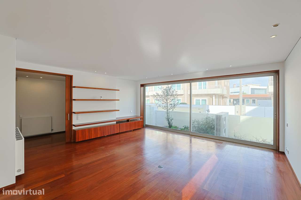 Moradia T3, Individual, c/ 3 pisos, Garagem Dupla e Jardim-20