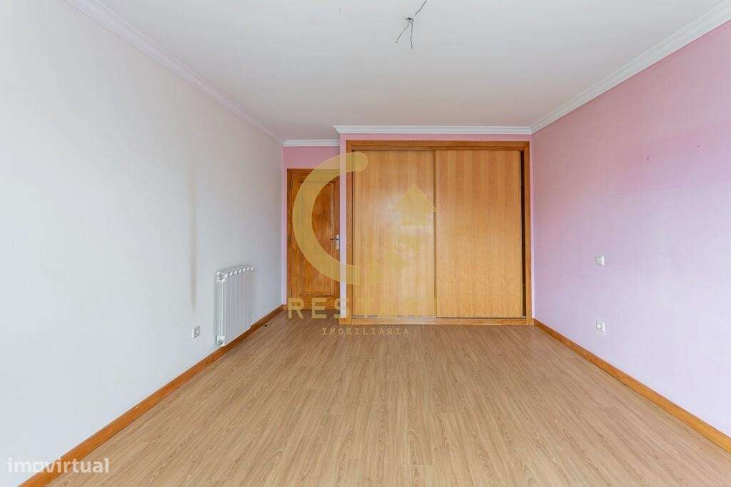 Apartamento T3 com excelente exposição solar, box fechada e junto ao m-27