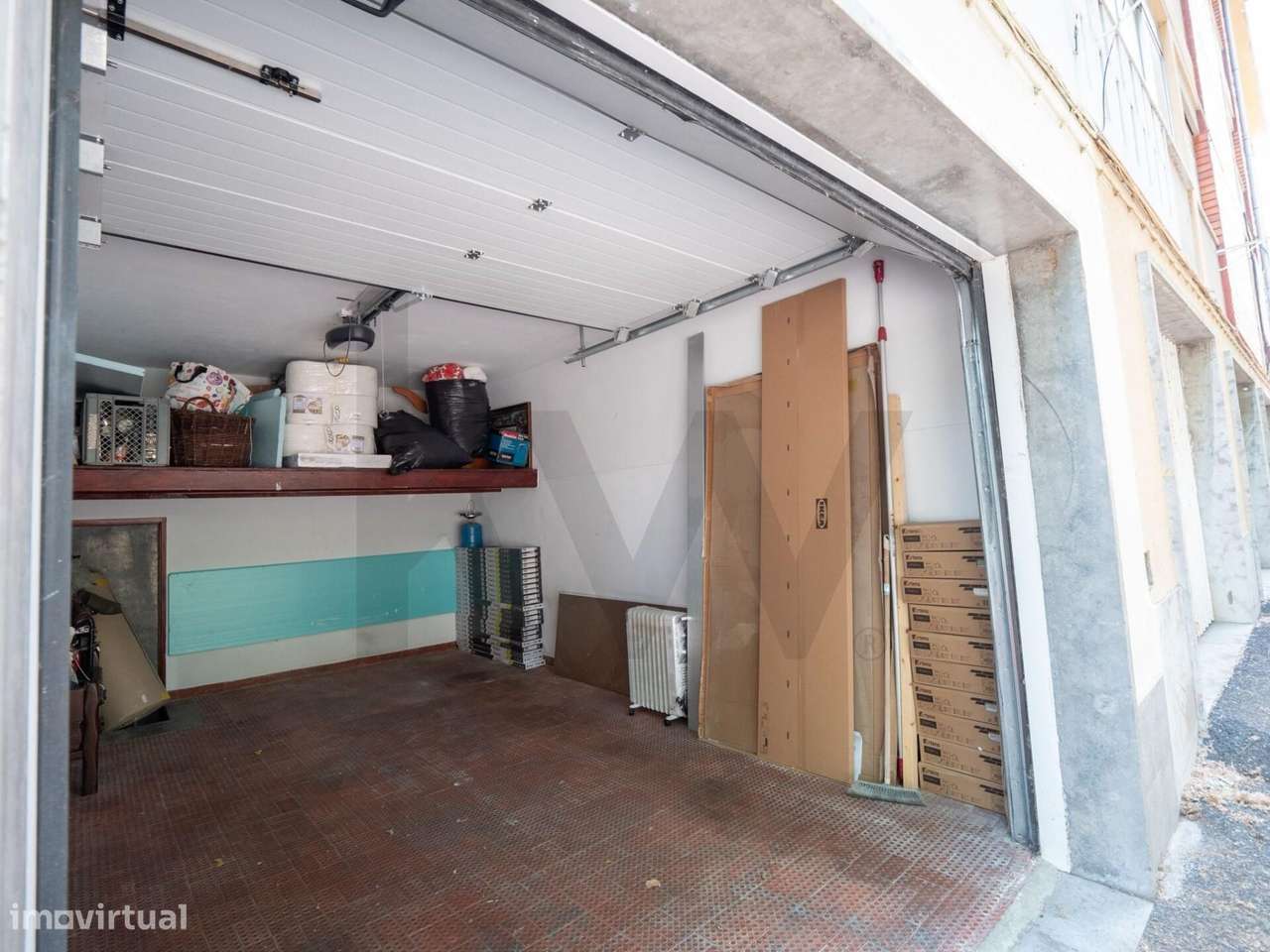 Box em frente ao Colégio Maristas de Carcavelos - Grande imagem: 4/11