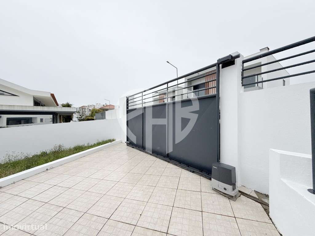 Exclusiva Moradia T5 de Arquitetura Contemporânea em Almada - Feijó-58