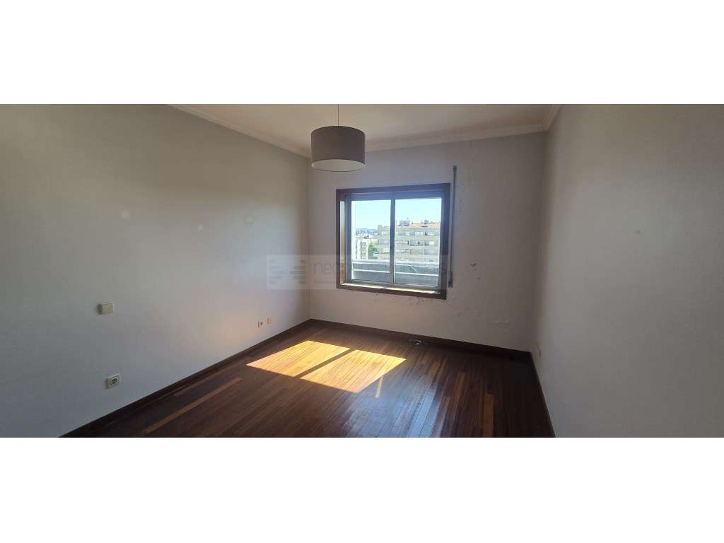 Excelente apartamento T5 Duplex-10