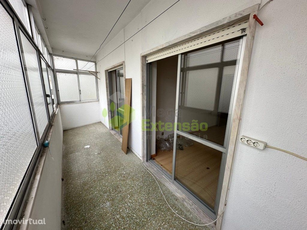 Apartamento T3, com varanda, perto de...