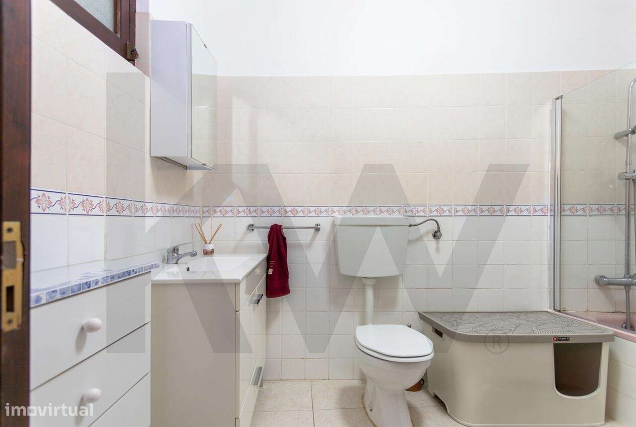 Moradia T2  com Garagem  e anexos inserida num lote de 1500 m2 de ter-20