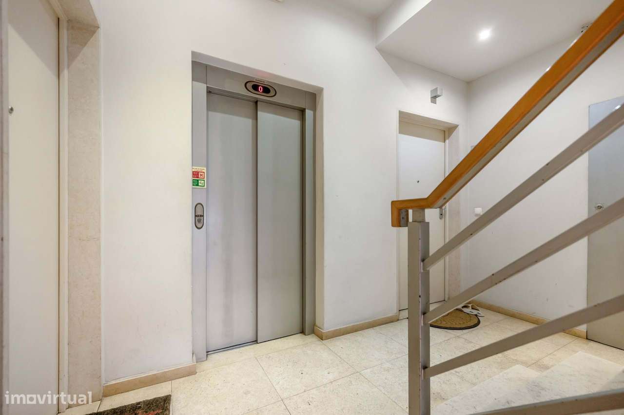 Apartamento T2 com 4 terraços e garagem nas Avenidas Novas, Lisboa-48