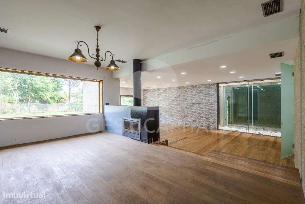 Moradia T4 Térrea de Luxo em Pedra com Terreno, Garagem e Levada Natur-4