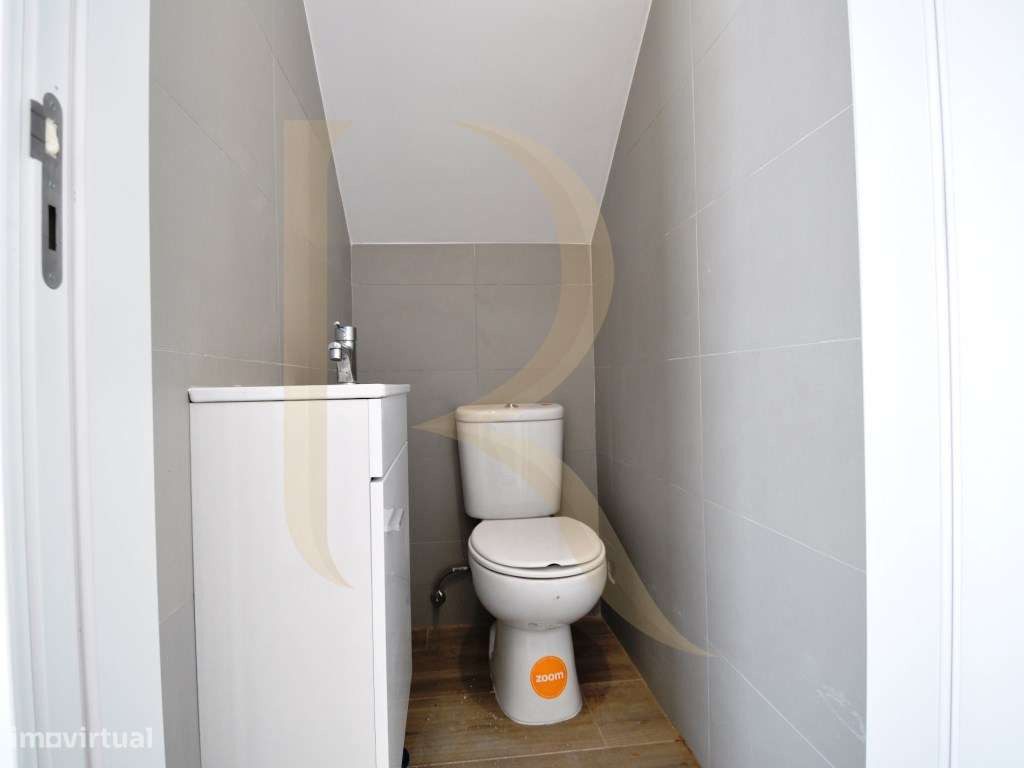 Moradia geminada nova T3 com garagem e terraço na Quinta do Conde-12