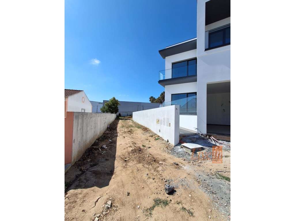 Moradia T5 Nova com 300 m² na Zona de São Pedro da Cadeira - Grande imagem: 4/47