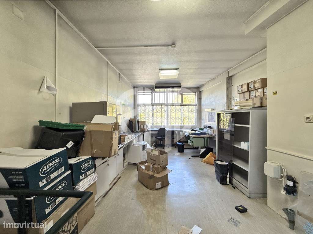 Edifício Comercial 2 Pisos // Rua do Padrão - Pedroso-20