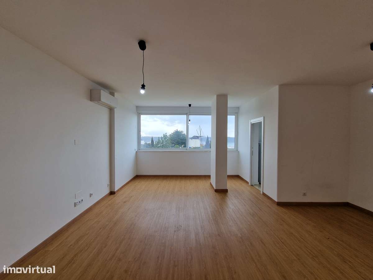 Apartamento T2 com Vista Rio e Estacionamento – Restelo - Grande imagem: 2/28