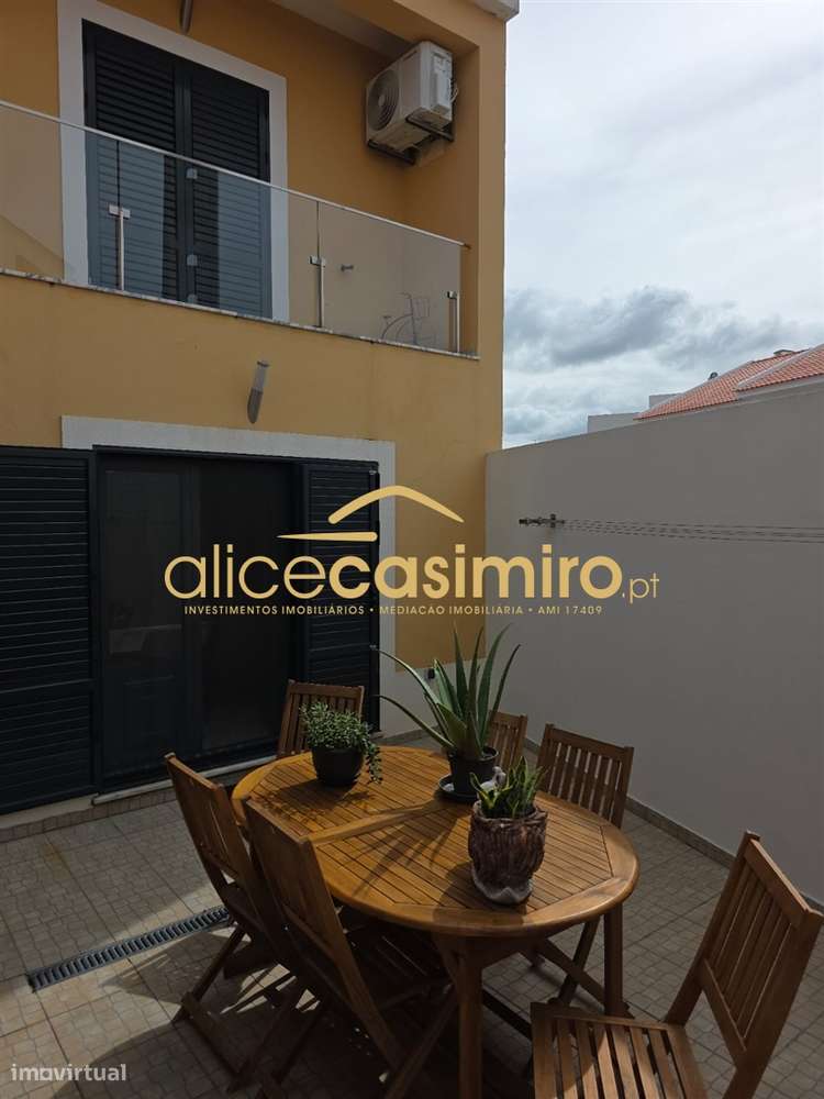 Moradia T4 - boas áreas- excelente estado!-24