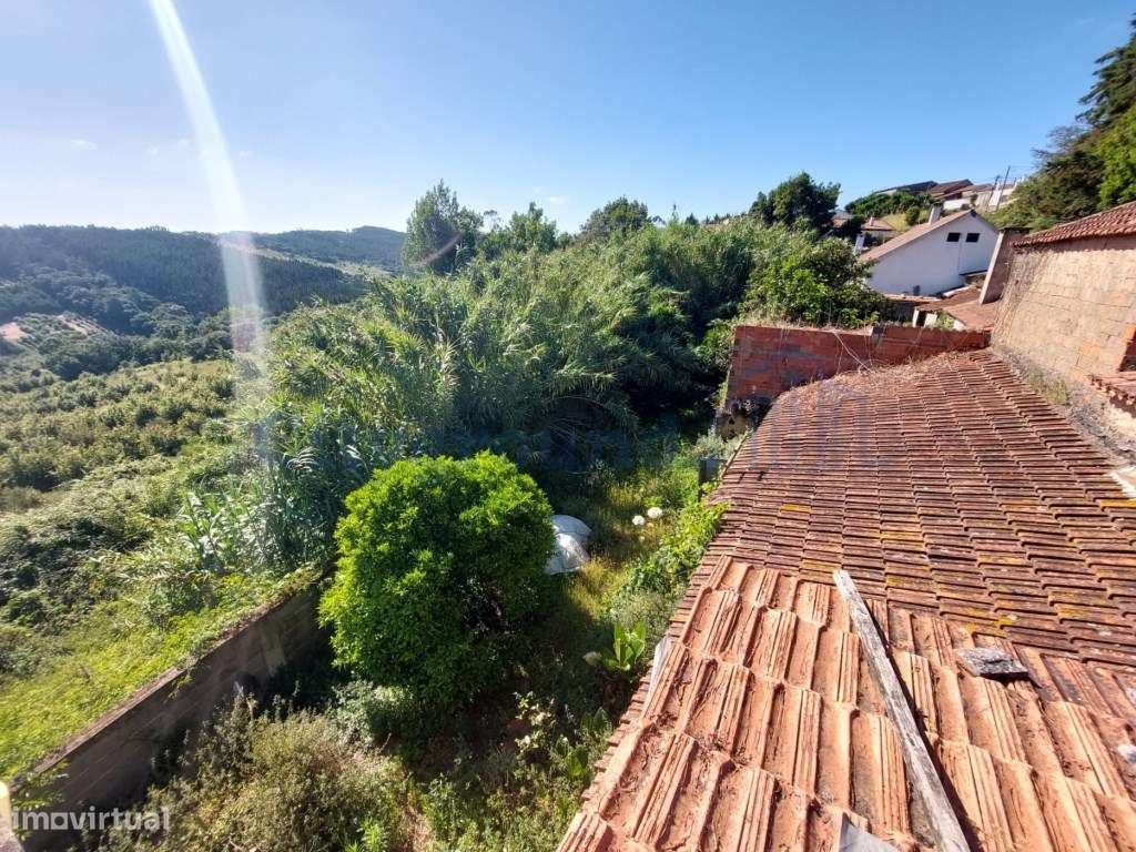 Moradia com armazém, terraço e pátio para recuperação-23