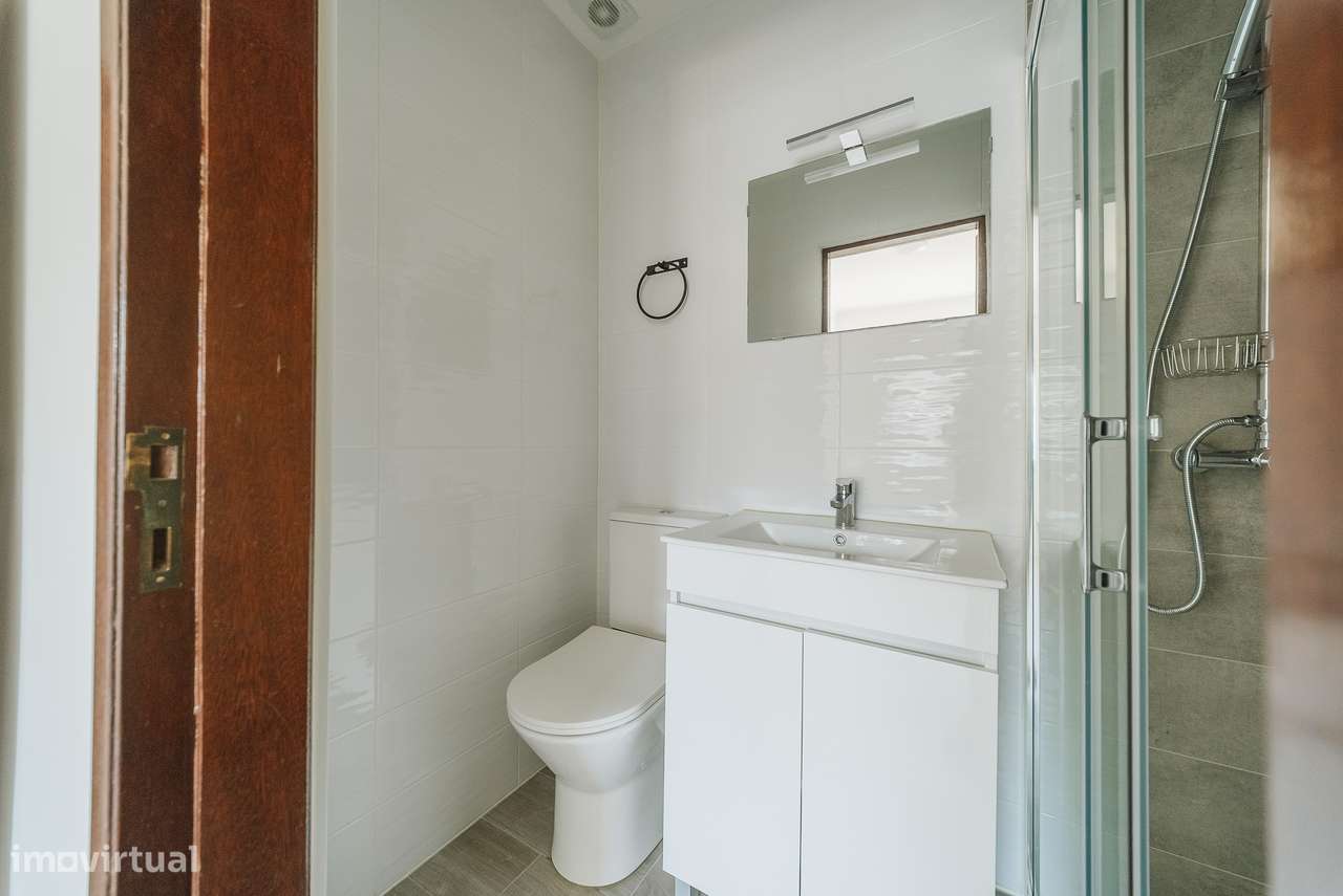 Apartamento T3 Totalmente Remodelado em Santa Clara | Varanda-6