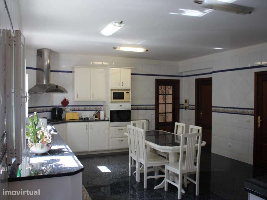 Luxuosa moradia T5 + 1 em Rio Maior-15