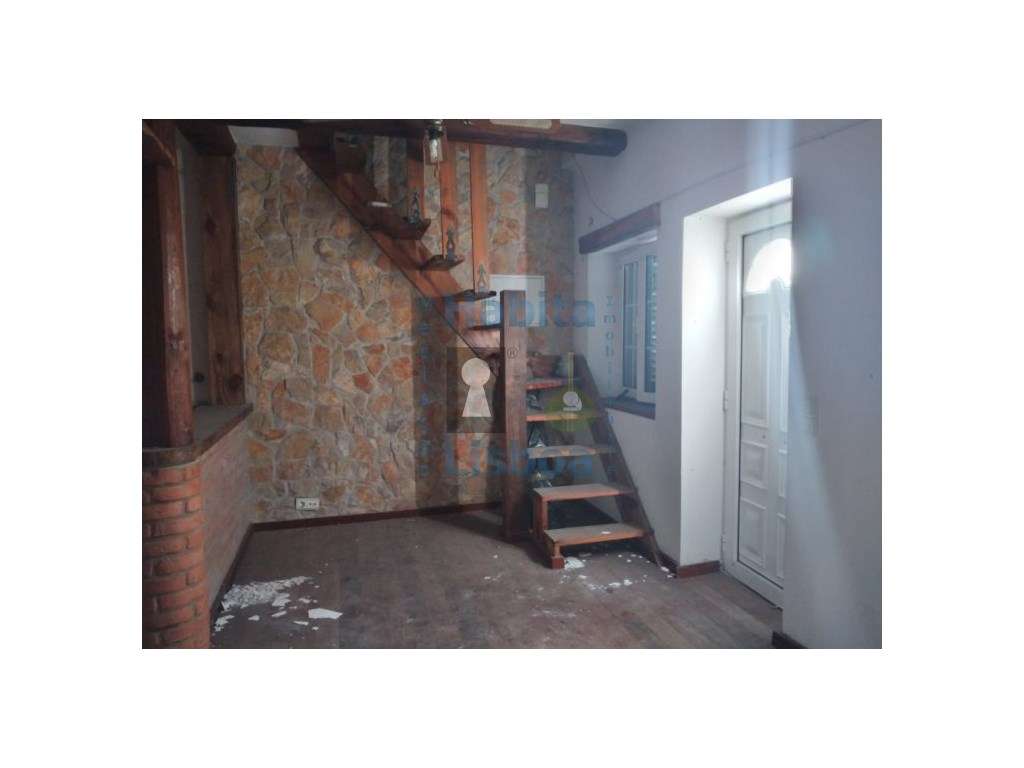 Moradia remodelada com terraço Junto à Baia do Seixal-10