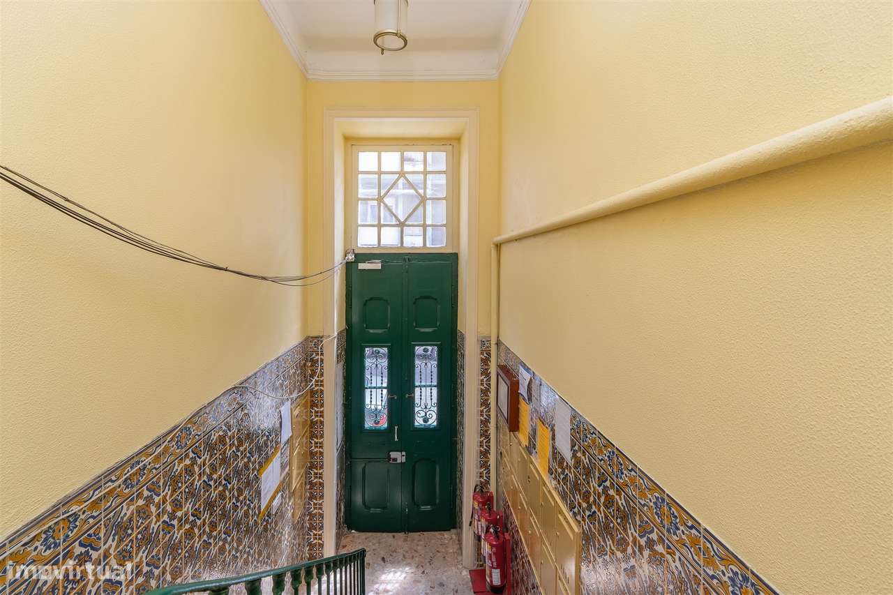 Apartamento T3 em Arroios – Charme clássico no coração de Lisboa-25