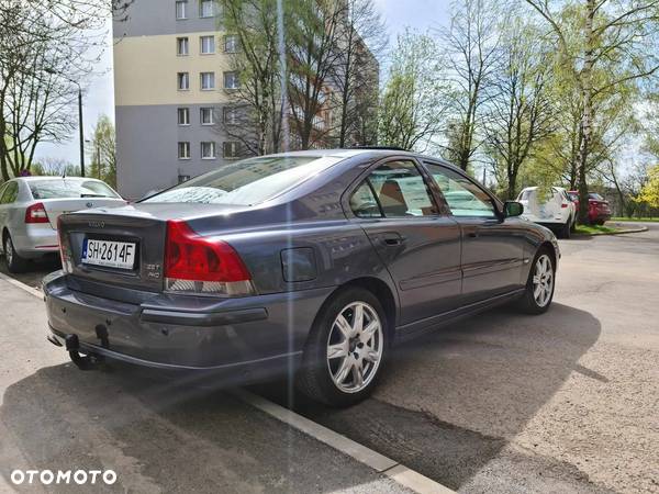 Volvo S60 2.5T AWD Momentum - 1