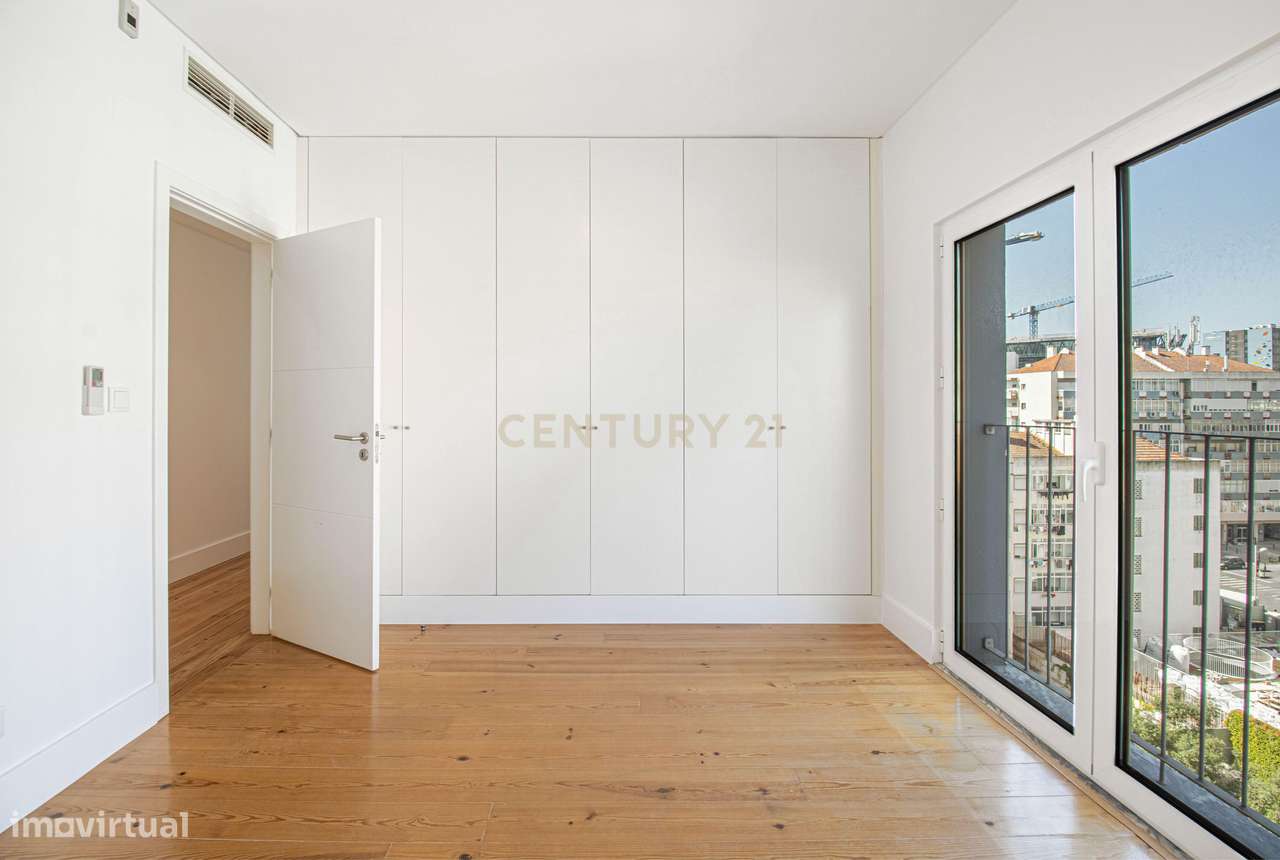 Apartamento T4 +1 com 272 m2 Vista Panorâmica em Lisboa e 3 Lugares de-22