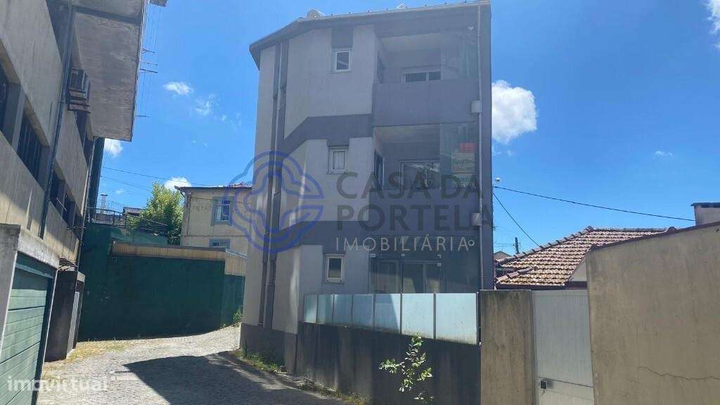 Prédio totalmente reabilitado com 3 T2 em Propriedade Total - Grande imagem: 4/25