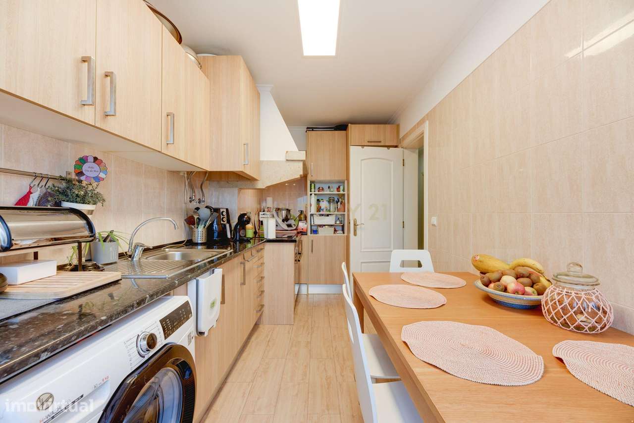 Apartamento T2 Renovado no Coração da Portela de Sintra-14