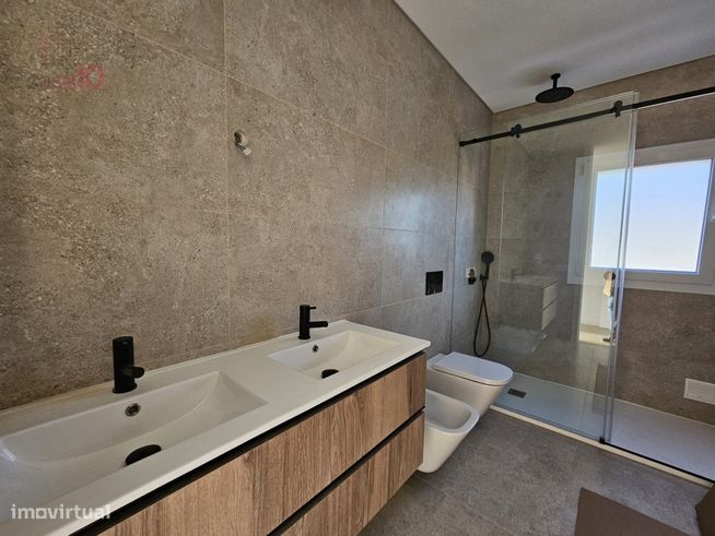 Moradia com piscina, a estrear, para venda em Azeitão-11