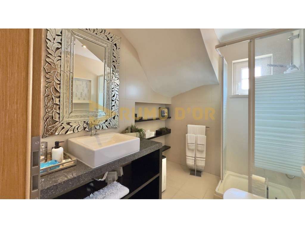 Viva com Conforto! Moradia T4 com Jardim e Espaço Exterior em Alenquer-18