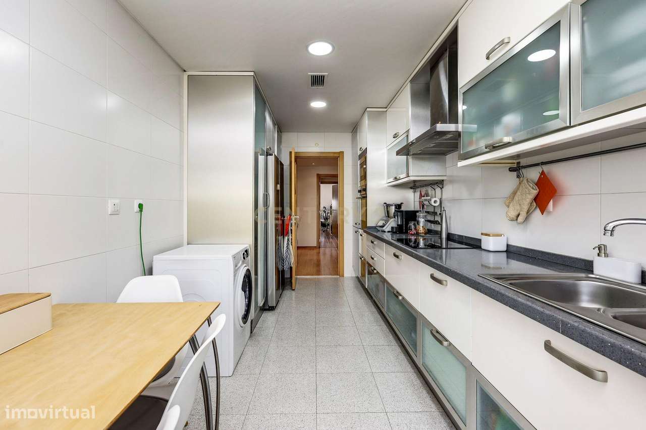 Apartamento T3 com vista panorâmica sobre o Jamor em condomínio fechad-8