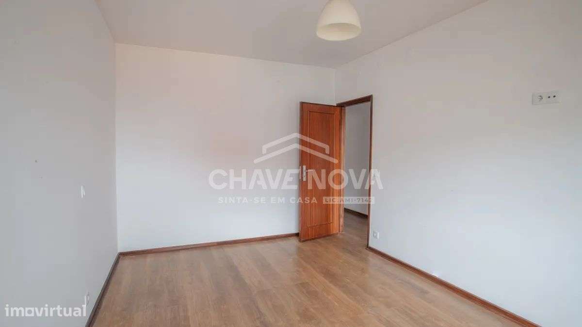 Apartamento T2 com varanda e garagem em Gaia-7