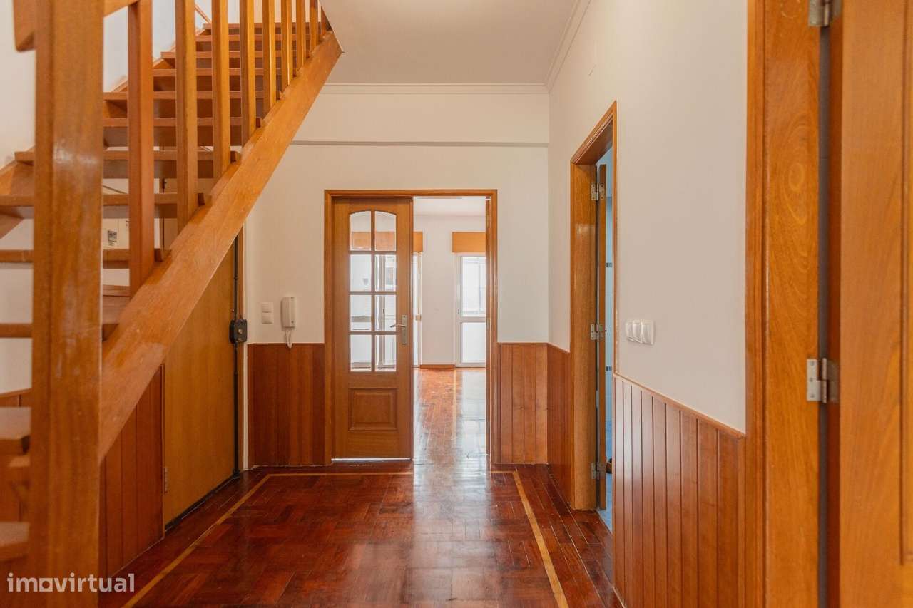 T2 Duplex com 101 m2 e 2 WC – Um apto. diferente na Amadora-8
