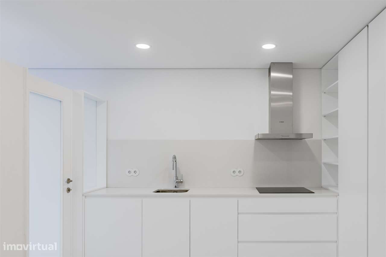 Apartamento T3 Renovado com Varandas na Avenida da Boavista-12