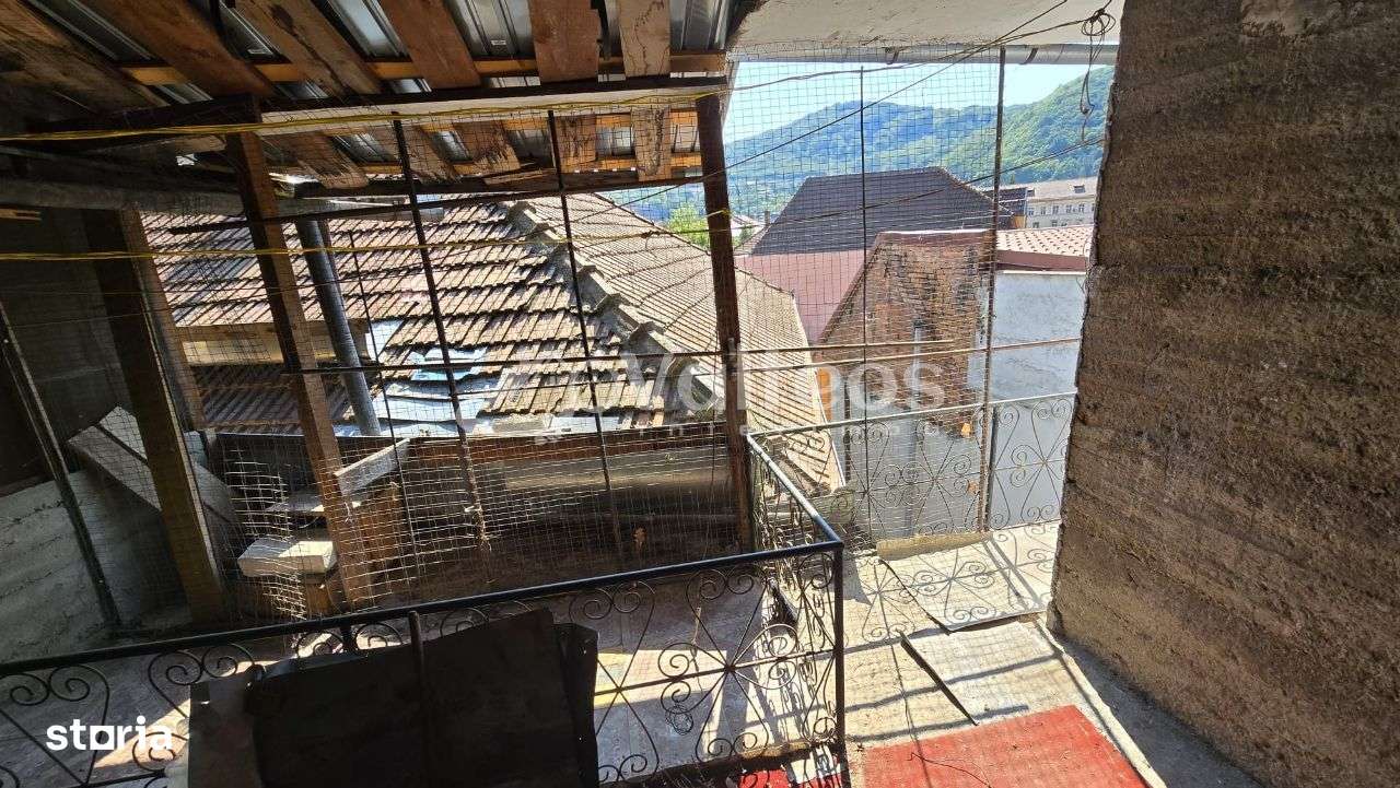 Resita, de vânzare casă, două corpuri, curte, zona centrală-18