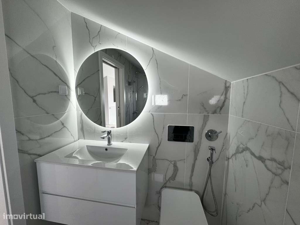 Moradia com 3 Suites, Garagem, Logradouro, Churrasqueira e Piscina-46