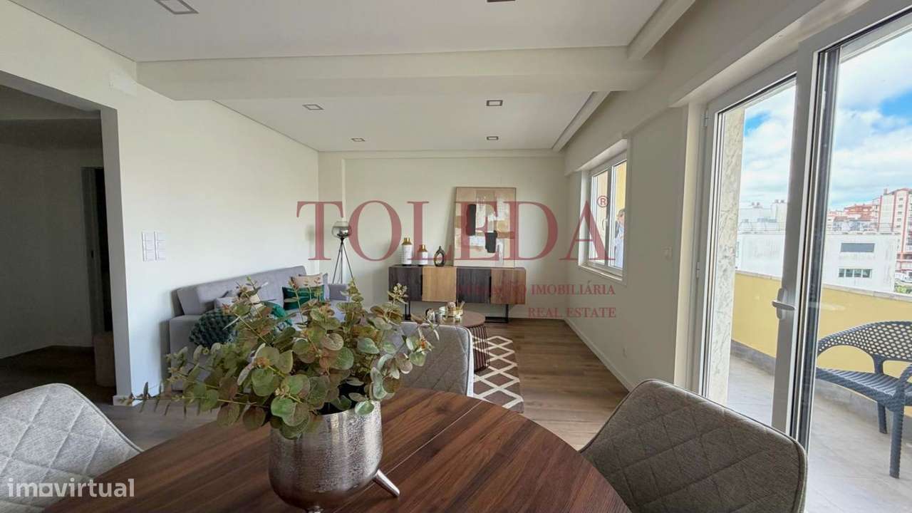 Apartamento T3 Remodelado em Benfica com terraço-5