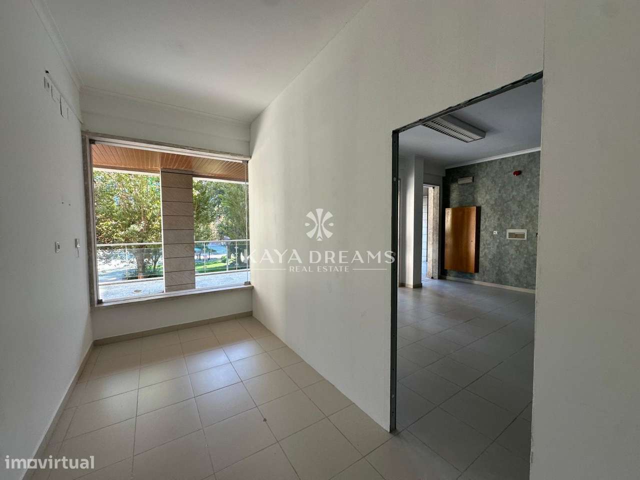 Loja á Venda em Jardim da Amoreira- Ramada-9